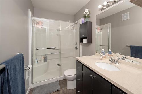 132 Oakview Avenue, Mitchell, MB - Indoor Photo Showing Bathroom