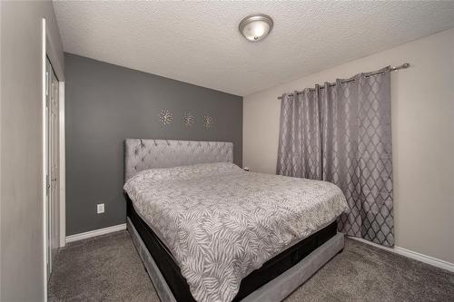 132 Oakview Avenue, Mitchell, MB - Indoor Photo Showing Bedroom