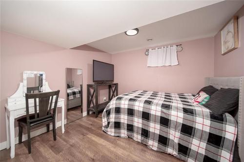 132 Oakview Avenue, Mitchell, MB - Indoor Photo Showing Bedroom