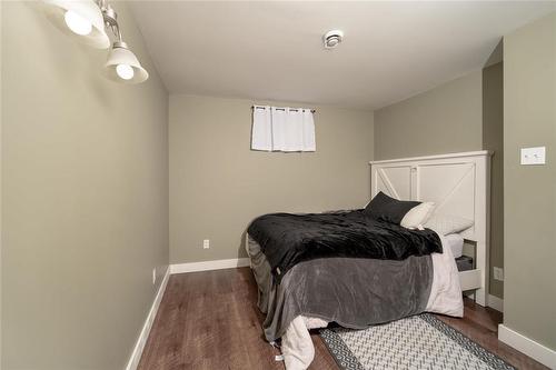 132 Oakview Avenue, Mitchell, MB - Indoor Photo Showing Bedroom