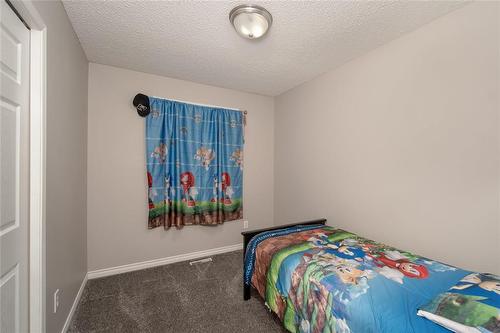 132 Oakview Avenue, Mitchell, MB - Indoor Photo Showing Bedroom