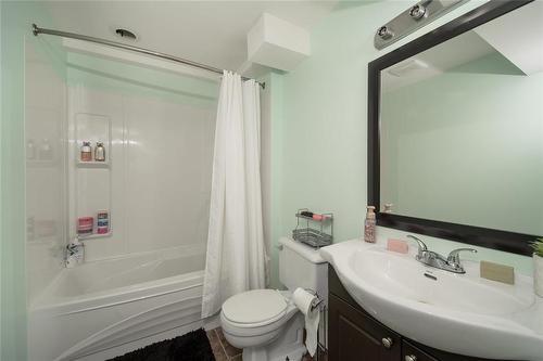 132 Oakview Avenue, Mitchell, MB - Indoor Photo Showing Bathroom