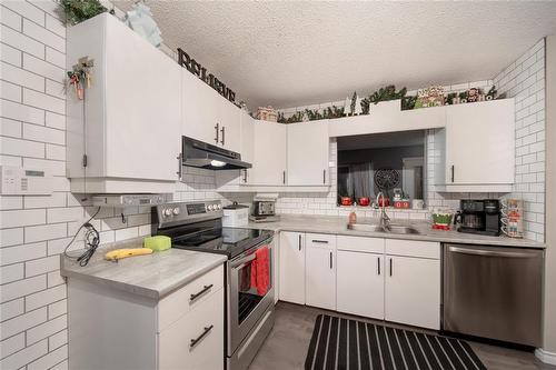 132 Oakview Avenue, Mitchell, MB - Indoor Photo Showing Kitchen With Double Sink