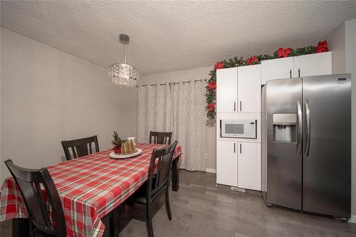 132 Oakview Avenue, Mitchell, MB - Indoor Photo Showing Dining Room