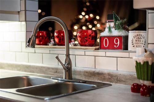 132 Oakview Avenue, Mitchell, MB - Indoor Photo Showing Kitchen With Double Sink