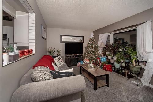 132 Oakview Avenue, Mitchell, MB - Indoor Photo Showing Living Room