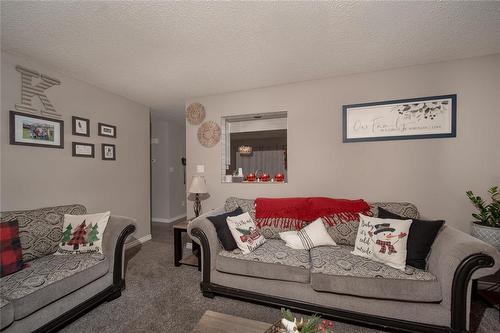 132 Oakview Avenue, Mitchell, MB - Indoor Photo Showing Living Room