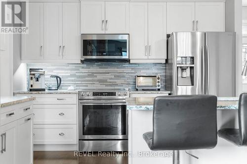 4061 Village Creek Drive, Fort Erie (328 - Stevensville), ON - Indoor Photo Showing Kitchen With Upgraded Kitchen