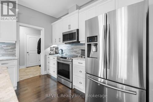 4061 Village Creek Drive, Fort Erie (328 - Stevensville), ON - Indoor Photo Showing Kitchen With Upgraded Kitchen