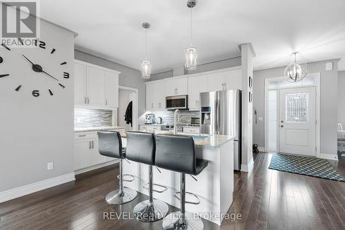 4061 Village Creek Drive, Fort Erie (328 - Stevensville), ON - Indoor Photo Showing Kitchen With Upgraded Kitchen