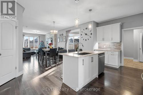 4061 Village Creek Drive, Fort Erie (328 - Stevensville), ON - Indoor Photo Showing Kitchen With Upgraded Kitchen