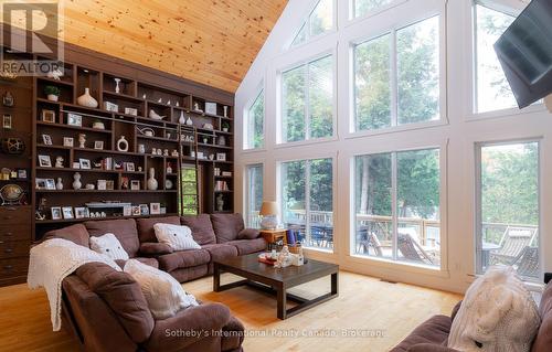 1010 Ransbury Road, Muskoka Lakes (Watt), ON - Indoor Photo Showing Living Room