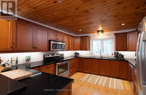 1010 Ransbury Road, Muskoka Lakes (Watt), ON - Indoor Photo Showing Kitchen With Double Sink