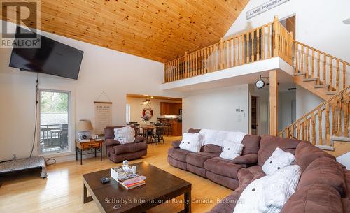 1010 Ransbury Road, Muskoka Lakes (Watt), ON - Indoor Photo Showing Living Room