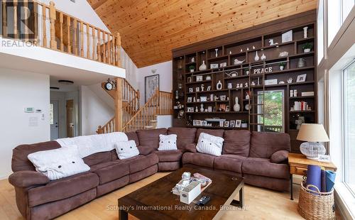 1010 Ransbury Road, Muskoka Lakes (Watt), ON - Indoor Photo Showing Living Room