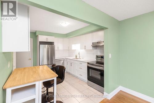 25 - 100 St Andrews Court, Hamilton, ON - Indoor Photo Showing Kitchen With Upgraded Kitchen