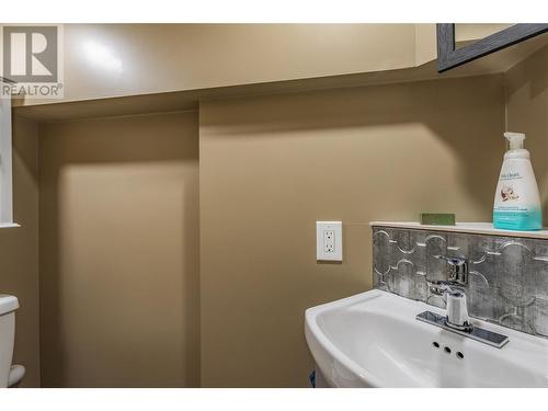 6934 Highway 6, Coldstream, BC - Indoor Photo Showing Bathroom