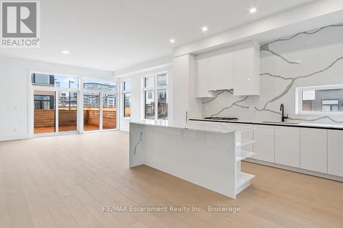 19 - 20 Lou Parsons Way, Mississauga (Port Credit), ON - Indoor Photo Showing Kitchen