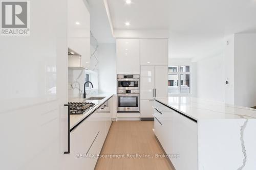 19 - 20 Lou Parsons Way, Mississauga (Port Credit), ON - Indoor Photo Showing Kitchen With Upgraded Kitchen