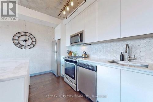 717 - 246 Logan Avenue, Toronto, ON - Indoor Photo Showing Kitchen With Upgraded Kitchen