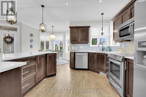 6654 Stillwood Drive, Ottawa, ON - Indoor Photo Showing Kitchen With Upgraded Kitchen