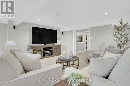 6654 Stillwood Drive, Ottawa, ON - Indoor Photo Showing Living Room