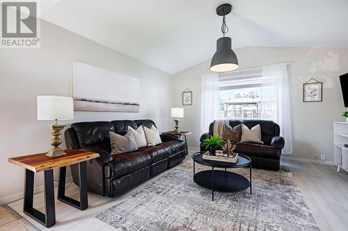 124 Fleming Way, Shelburne, ON - Indoor Photo Showing Living Room