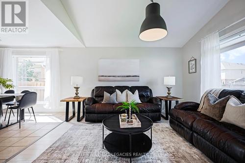 124 Fleming Way, Shelburne, ON - Indoor Photo Showing Living Room