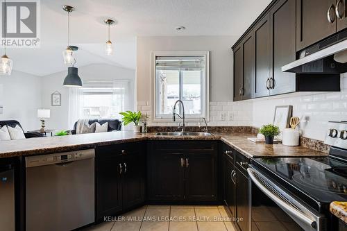 124 Fleming Way, Shelburne, ON - Indoor Photo Showing Kitchen With Double Sink