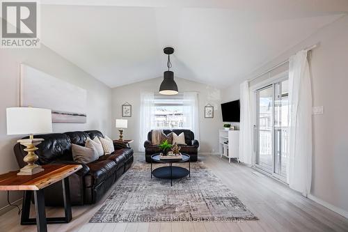 124 Fleming Way, Shelburne, ON - Indoor Photo Showing Living Room