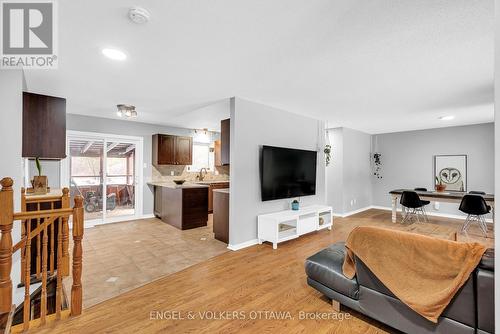 8301 Albert Bouwers Circle, Ottawa, ON - Indoor Photo Showing Living Room