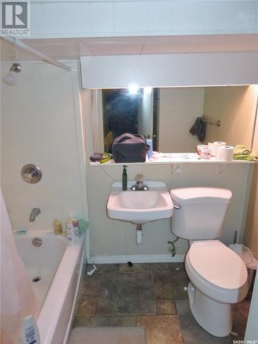 526 4Th Avenue N, Saskatoon, SK - Indoor Photo Showing Bathroom