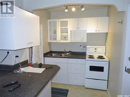 524 4Th Avenue N, Saskatoon, SK - Indoor Photo Showing Kitchen With Double Sink