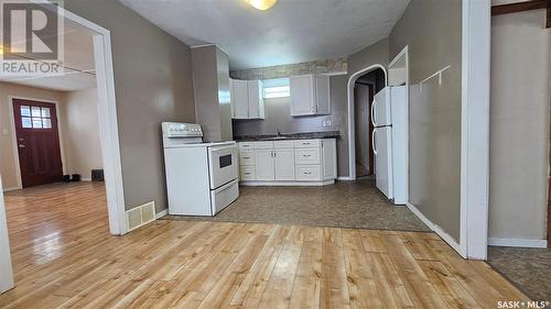 217 9Th Avenue Nw, Swift Current, SK - Indoor Photo Showing Kitchen