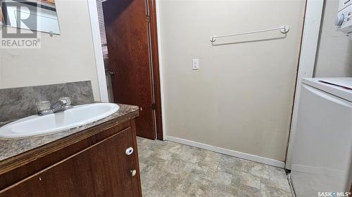 217 9Th Avenue Nw, Swift Current, SK - Indoor Photo Showing Bathroom