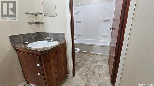 217 9Th Avenue Nw, Swift Current, SK - Indoor Photo Showing Bathroom