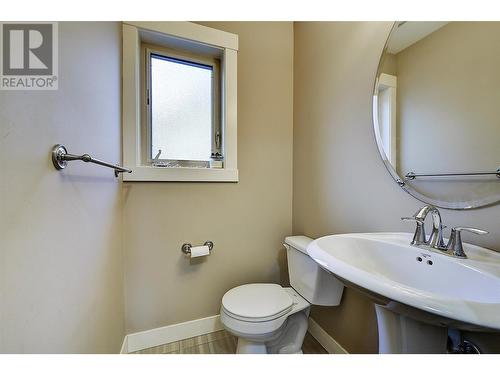 Main Floor Powder Room - 1651 Lynrick Road Unit# 102, Kelowna, BC - Indoor Photo Showing Bathroom