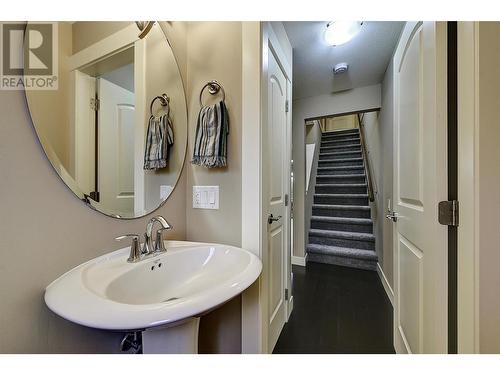 1651 Lynrick Road Unit# 102, Kelowna, BC - Indoor Photo Showing Bathroom