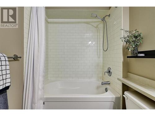 1651 Lynrick Road Unit# 102, Kelowna, BC - Indoor Photo Showing Bathroom