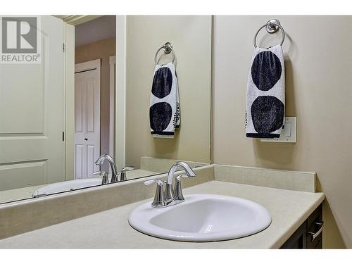 1651 Lynrick Road Unit# 102, Kelowna, BC - Indoor Photo Showing Bathroom