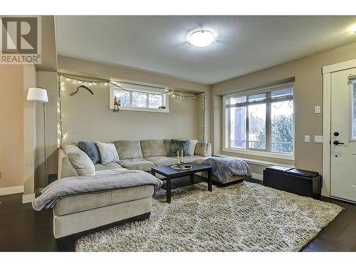 1651 Lynrick Road Unit# 102, Kelowna, BC - Indoor Photo Showing Living Room