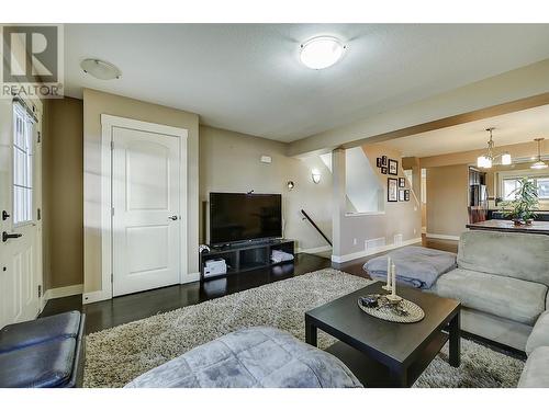 1651 Lynrick Road Unit# 102, Kelowna, BC - Indoor Photo Showing Living Room