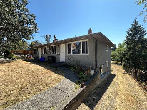 913 Falmouth Rd, Saanich, BC - Outdoor