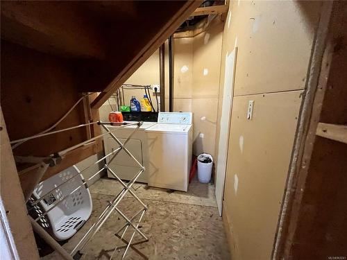 913 Falmouth Rd, Saanich, BC - Indoor Photo Showing Laundry Room