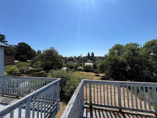 913 Falmouth Rd, Saanich, BC - Outdoor