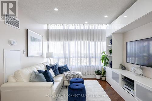 Ph214 - 120 Promenade Circle, Vaughan, ON - Indoor Photo Showing Living Room