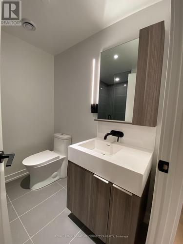 422 - 117 Broadway Avenue, Toronto, ON - Indoor Photo Showing Bathroom