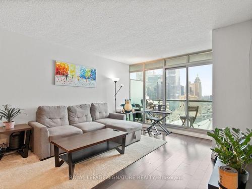 3502-81 Navy Wharf Crt, Toronto, ON - Indoor Photo Showing Living Room