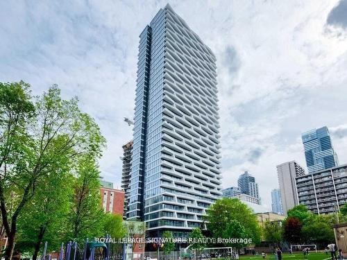 3911-85 Wood St, Toronto, ON - Outdoor With Facade