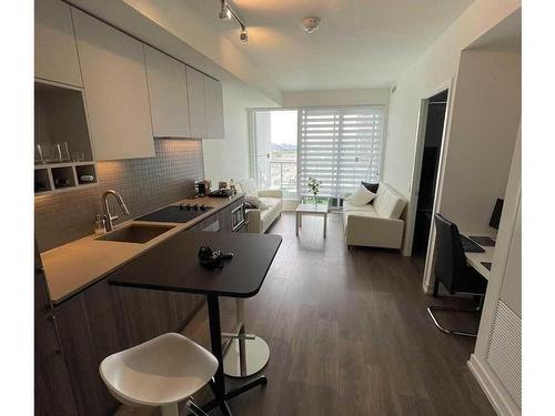 1607-898 Portage Pkwy, Vaughan, ON - Indoor Photo Showing Kitchen